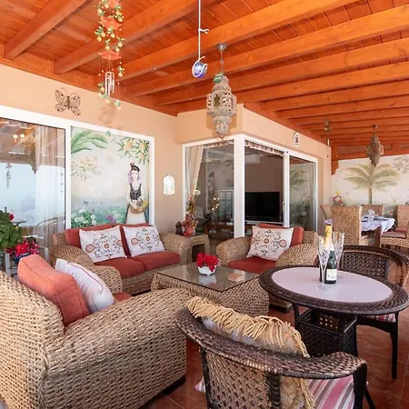 Fanabe Sleeps 8 With Pool Air Con And Wifi Villa